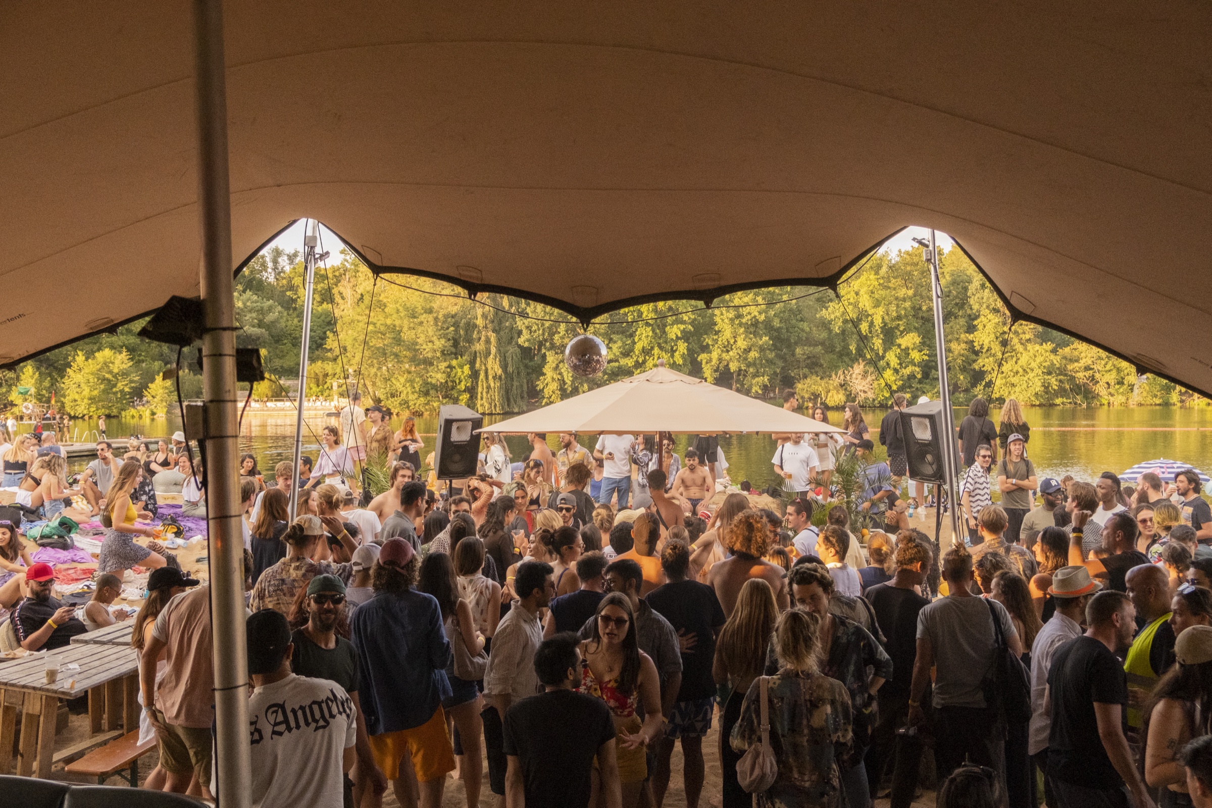 SUNDAZE Berlin gathering beneath the canopy beside Plötzensee