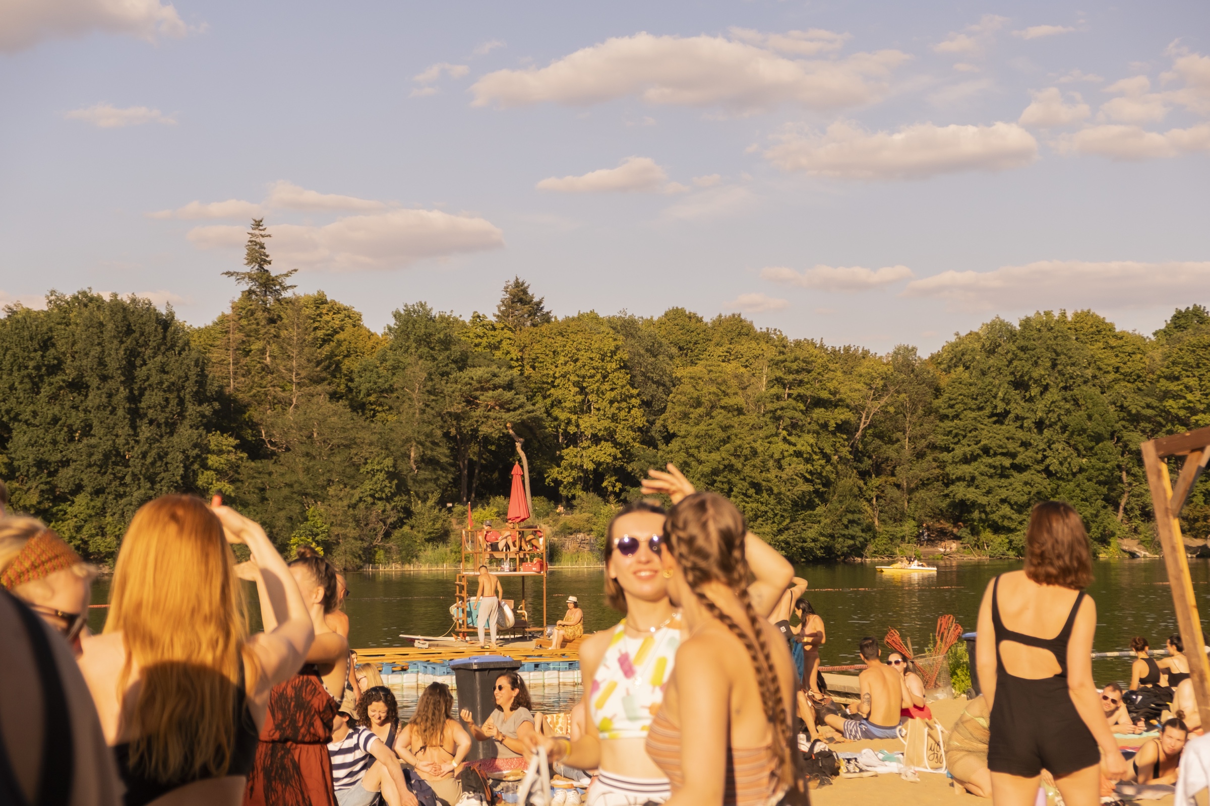 Pastel evening light over the SUNDAZE Berlin gathering at Plötzensee